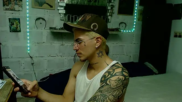 Snapshot of paul-mendezx chatting on February 18, 6:04 pm paul-mendezx online show from February 18, 6:04 pm