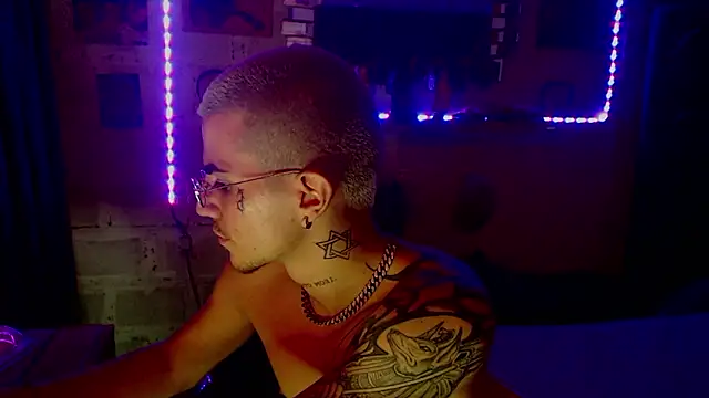 Snapshot of paul-mendezx chatting on February 25, 5:39 am paul-mendezx online show from February 25, 5:39 am