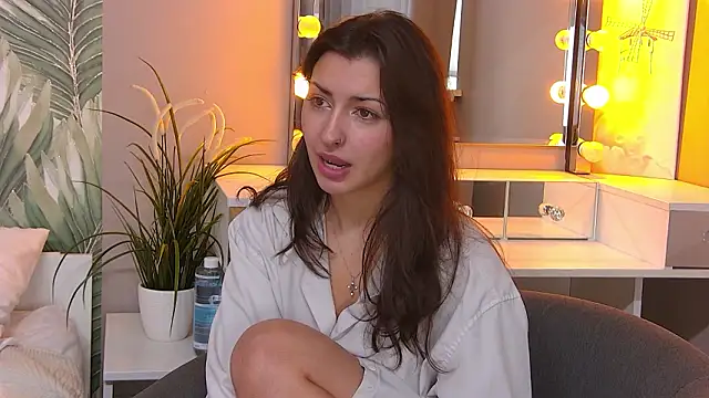 Snapshot of AngelaCox chatting on February 24, 6:33 am AngelaCox online show from February 24, 6:33 am