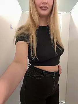 Snapshot of blonde_exe chatting on February 10, 3:49 pm blonde exe online show from February 10, 3:49 pm