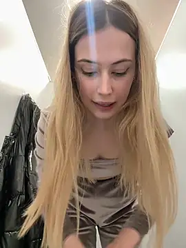 Snapshot of blonde_exe chatting on March 4, 9:04 am blonde exe online show from March 4, 9:04 am