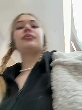 blonde exe online show from April 7, 3:23 pm