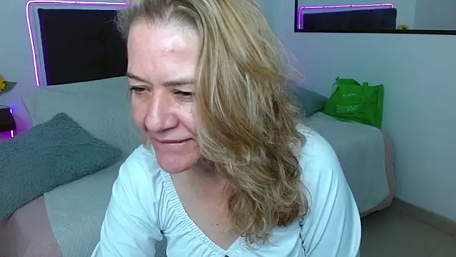 Snapshot of andreea_xx chatting on February 22, 1:42 pm andreea xx online show from February 22, 1:42 pm