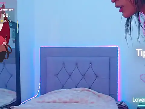 Snapshot of moonlyvelvet chatting on February 9, 8:57 pm moonlyvelvet online show from February 9, 8:57 pm