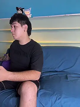 EmilyAndAndrew online show from March 23, 4:05 am