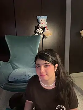 EmilyAndAndrew online show from April 10, 4:28 am