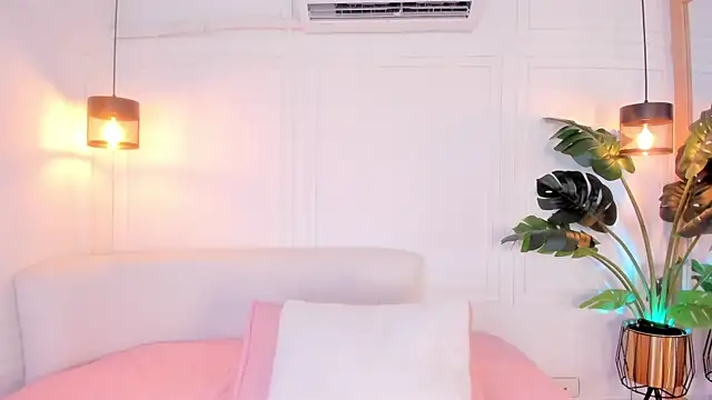 Nicole Whittee online show from April 20, 8:10 pm