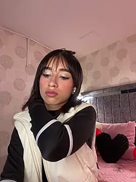 Snapshot of alahia_pink chatting on February 12, 1:11 am alahia pink online show from February 12, 1:11 am