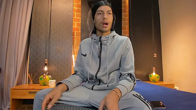 Snapshot of ItsZairen chatting on February 9, 3:54 am ItsZairen online show from February 9, 3:54 am