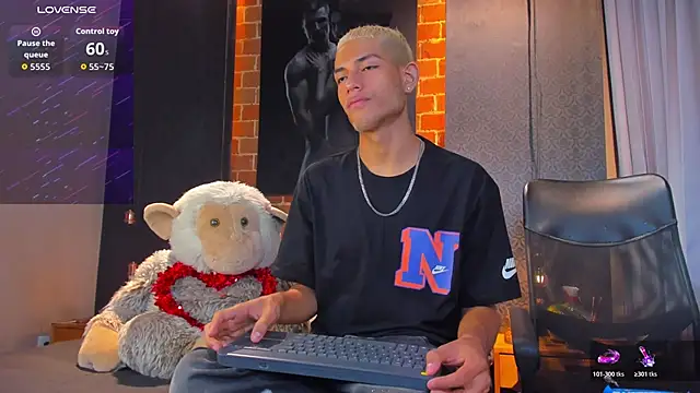 Snapshot of ItsZairen chatting on February 19, 5:58 am ItsZairen online show from February 19, 5:58 am