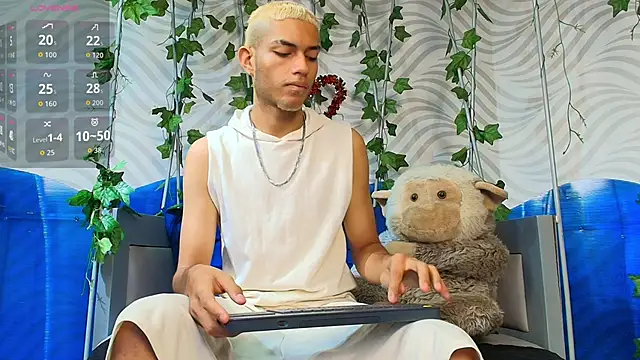 Snapshot of ItsZairen chatting on February 20, 4:09 am ItsZairen online show from February 20, 4:09 am