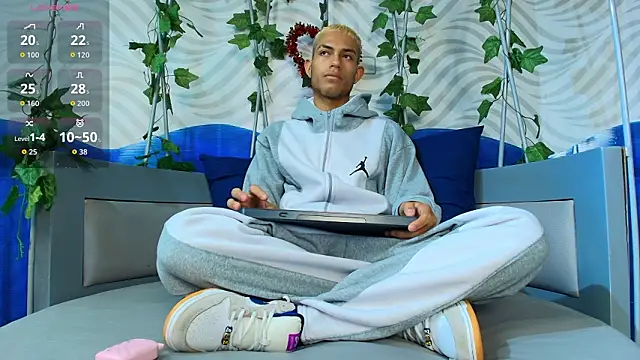 Snapshot of ItsZairen chatting on February 21, 3:40 am ItsZairen online show from February 21, 3:40 am