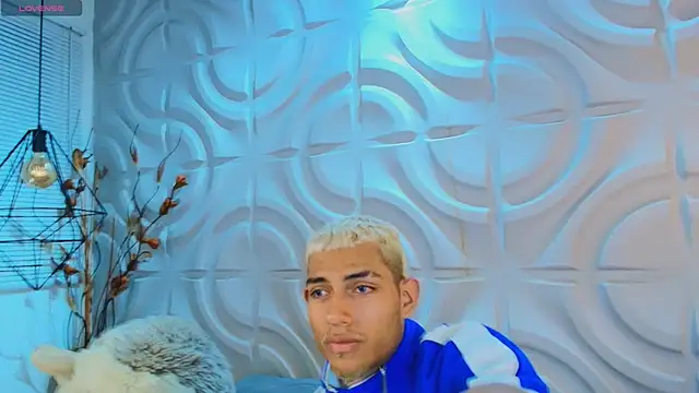 ItsZairen online show from March 29, 3:17 am