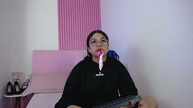 Snapshot of sharlotaustral18 chatting on February 10, 3:38 pm sharlotaustral18 online show from February 10, 3:38 pm