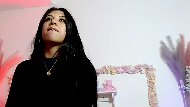 Snapshot of sharlotaustral18 chatting on February 14, 1:13 am sharlotaustral18 online show from February 14, 1:13 am