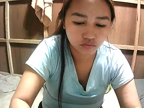 Snapshot of Cloudette_17 chatting on February 20, 9:32 am Cloudette 17 online show from February 20, 9:32 am