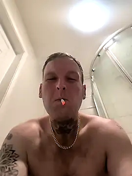 Snapshot of dave32000 chatting on February 18, 12:39 am dave32000 online show from February 18, 12:39 am