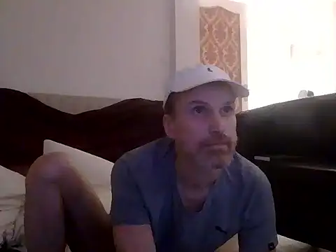 Snapshot of Mickredge chatting on February 15, 1:57 am Mickredge online show from February 15, 1:57 am