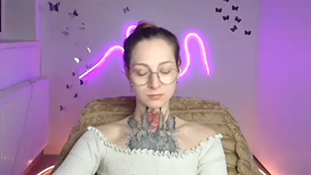 Esmi Winter online show from April 18, 11:25 am