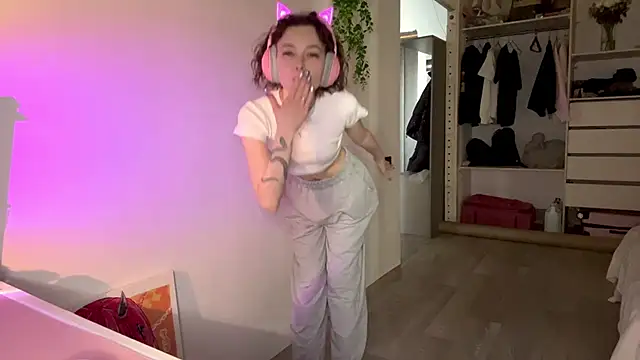 Snapshot of SlunkRear chatting on February 11, 11:21 pm SlunkRear online show from February 11, 11:21 pm