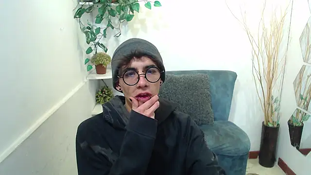 AaronBeer  online show from February 25, 11:42 am