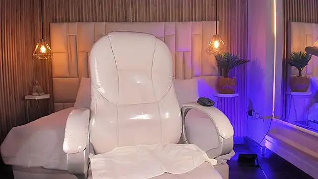 Snapshot of KittyLyne_ chatting on February 12, 12:33 pm KittyLyne online show from February 12, 12:33 pm