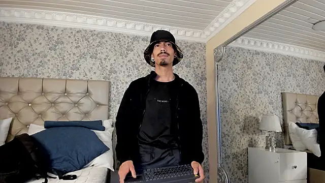 NoaahTylor online show from April 19, 4:34 am