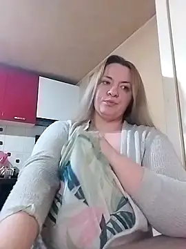 Snapshot of HotStepmommy4 chatting on February 19, 10:50 pm HotStepmommy4 online show from February 19, 10:50 pm