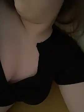 Snapshot of LixuryBaby chatting on February 15, 6:32 am LixuryBaby online show from February 15, 6:32 am