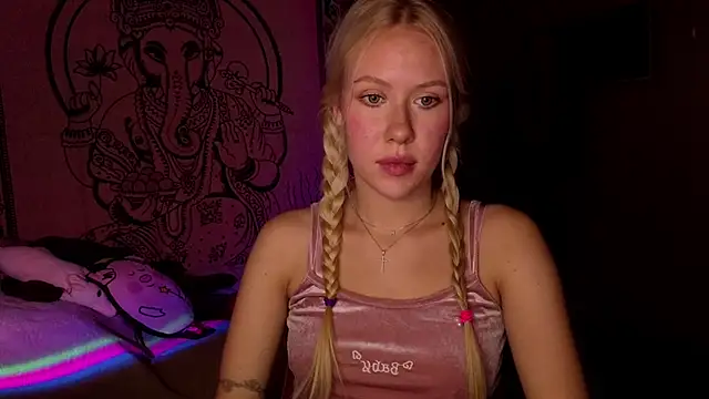 Snapshot of pureeangel chatting on February 18, 6:48 pm pureeangel online show from February 18, 6:48 pm