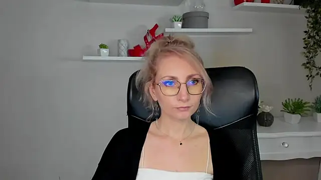 CinderellaMoon online show from March 12, 6:30 am