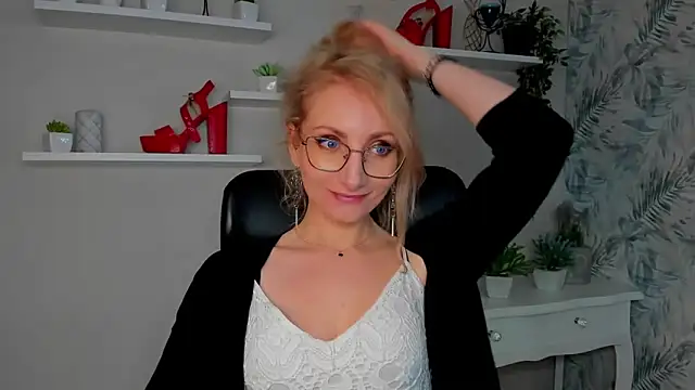 CinderellaMoon online show from March 18, 6:27 am