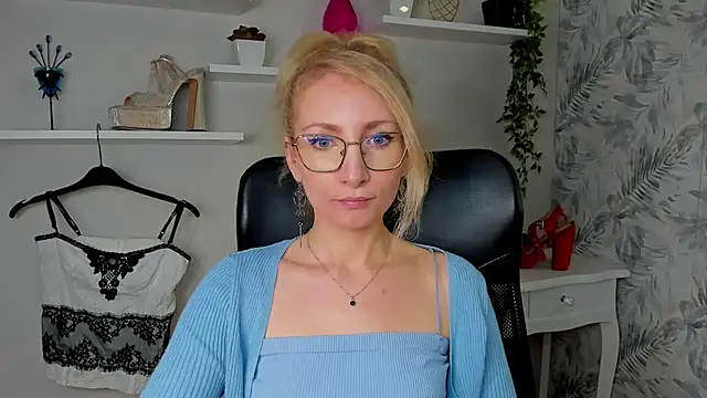 CinderellaMoon online show from March 27, 6:19 am