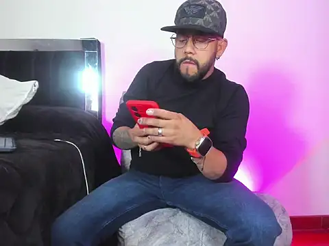 Snapshot of King_bear_25 chatting on March 4, 2:06 am King bear 25 online show from March 4, 2:06 am