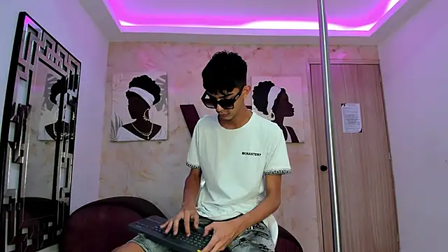 Snapshot of KITTY_BOSH chatting on February 24, 1:20 pm KITTY BOSH online show from February 24, 1:20 pm