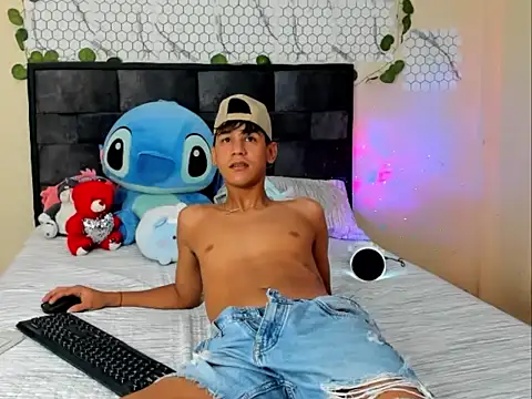 Snapshot of Stiben_coll12 chatting on February 26, 6:34 am Stiben coll12 online show from February 26, 6:34 am