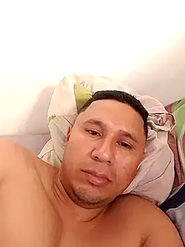 Snapshot of deiner13 chatting on February 15, 9:44 pm deiner13 online show from February 15, 9:44 pm