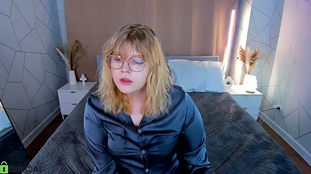 Snapshot of luna_c0ra chatting on February 22, 1:07 am luna c0ra online show from February 22, 1:07 am