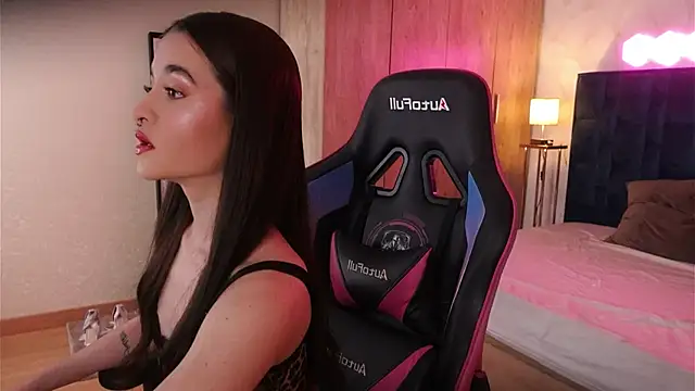 Snapshot of LucyDeLuca chatting on March 3, 7:47 am LucyDeLuca online show from March 3, 7:47 am