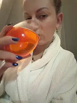 Snapshot of Frenchgirl45 chatting on February 28, 12:33 am Frenchgirl45 online show from February 28, 12:33 am