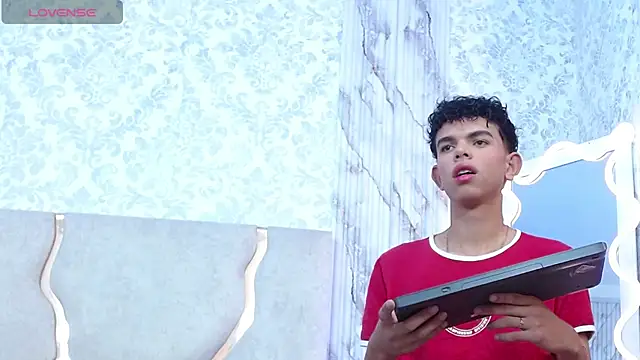 Snapshot of keahi_tay chatting on March 4, 11:49 am keahi tay online show from March 4, 11:49 am