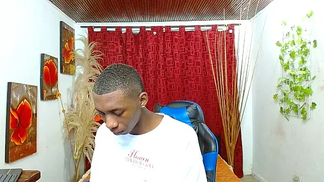 Snapshot of milo018 chatting on February 20, 6:08 pm milo018 online show from February 20, 6:08 pm