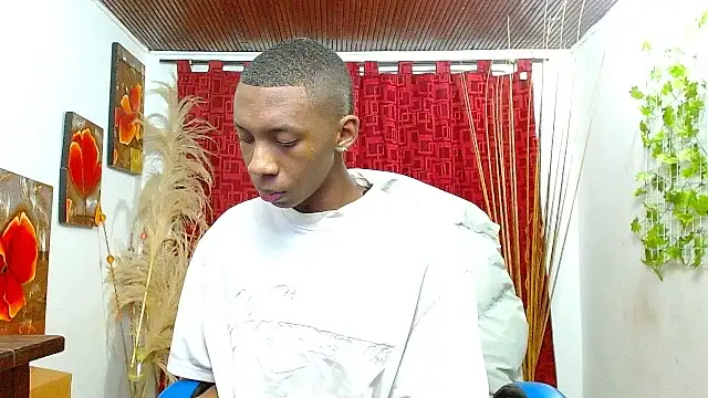 Snapshot of milo018 chatting on February 24, 7:56 pm milo018 online show from February 24, 7:56 pm