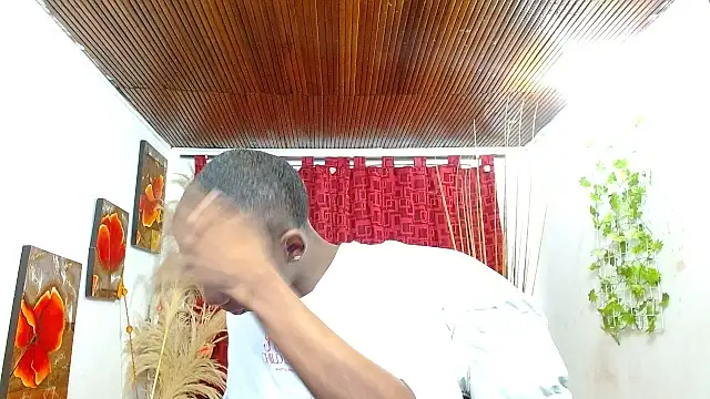 Snapshot of milo018 chatting on February 25, 9:13 pm milo018 online show from February 25, 9:13 pm