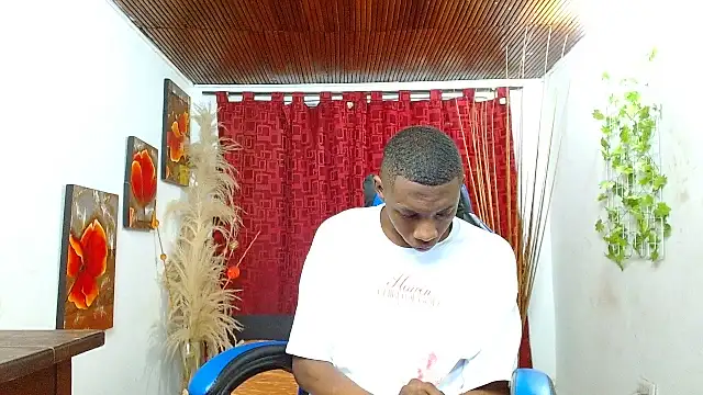 Snapshot of milo018 chatting on March 4, 9:21 pm milo018 online show from March 4, 9:21 pm