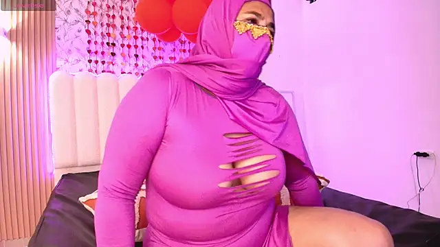 Snapshot of Nadia_Privee chatting on February 19, 6:37 pm Nadia Privee online show from February 19, 6:37 pm