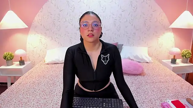 Snapshot of Angelie_Rosebrm chatting on February 21, 12:33 am Angelie Rosebrm online show from February 21, 12:33 am