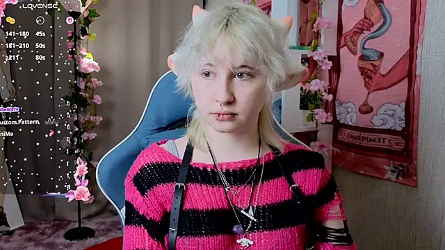 Snapshot of May_leaf chatting on February 26, 12:53 am May leaf online show from February 26, 12:53 am