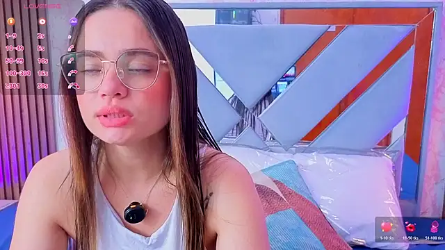 Snapshot of LittleeSara18 chatting on May 12, 11:18 am LittleeSara18 online show from May 12, 11:18 am