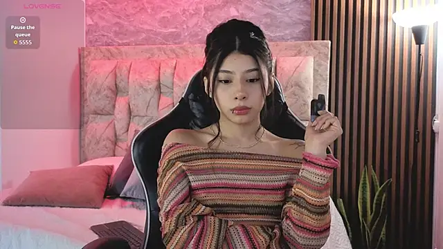 chloe bluee  online show from May 11, 11:05 am